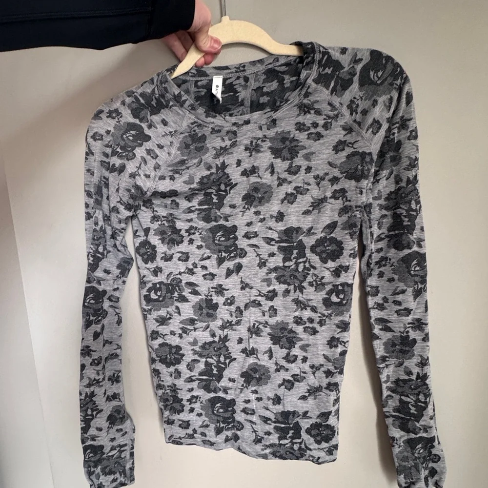 NWOT Athleta XS Momentum Long Sleeve Top Osprey Grey - Picture 3 of 5